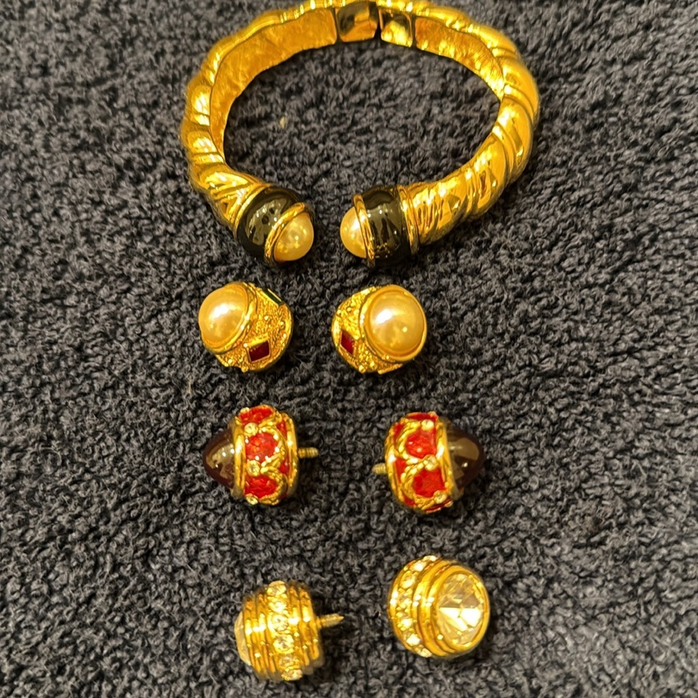 Elegant Gold and Black Women's Bracelet additional 3 changeable sets of ends